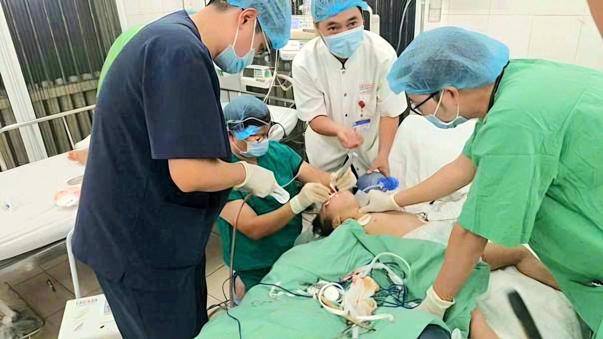 Cứu sống bé gái 3 tuổi nguy kịch do sặc hạt hướng dương