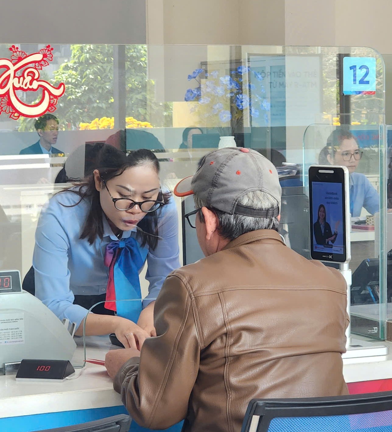 Rộn ràng phiên giao dịch ngân hàng ngày đầu năm mới Bính Ngọ