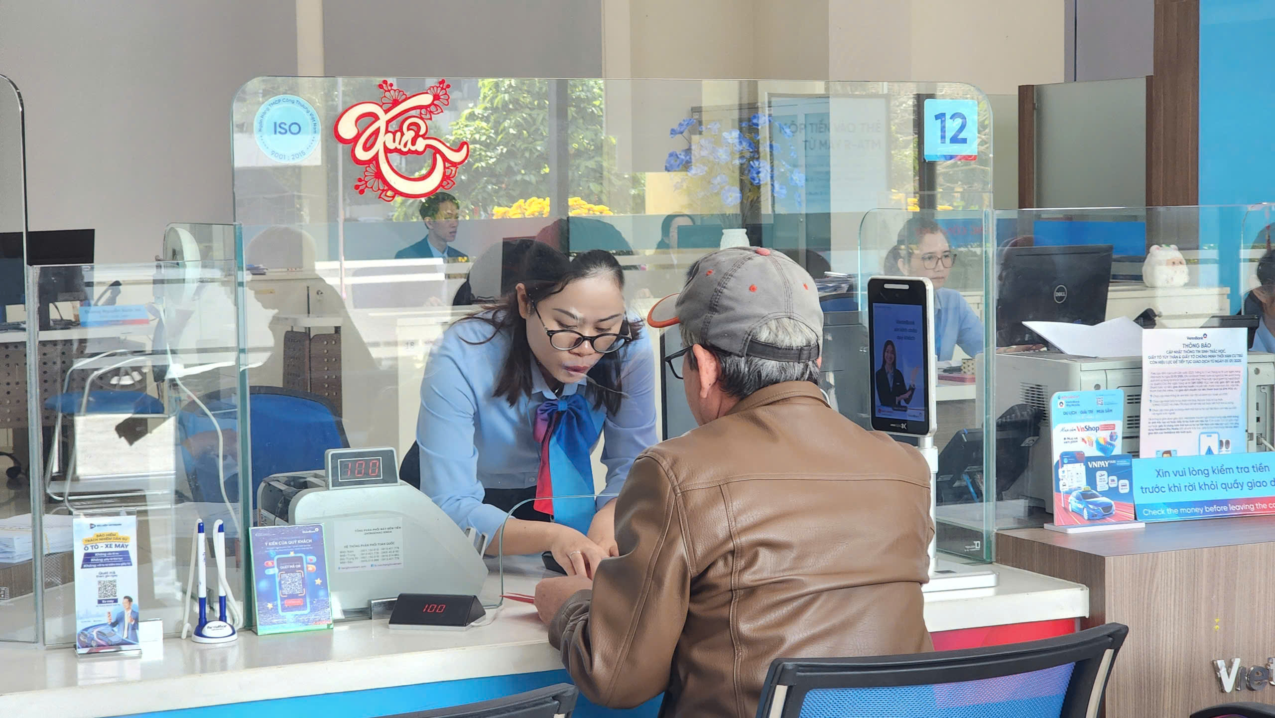 Rộn ràng phiên giao dịch ngân hàng ngày đầu năm mới Bính Ngọ