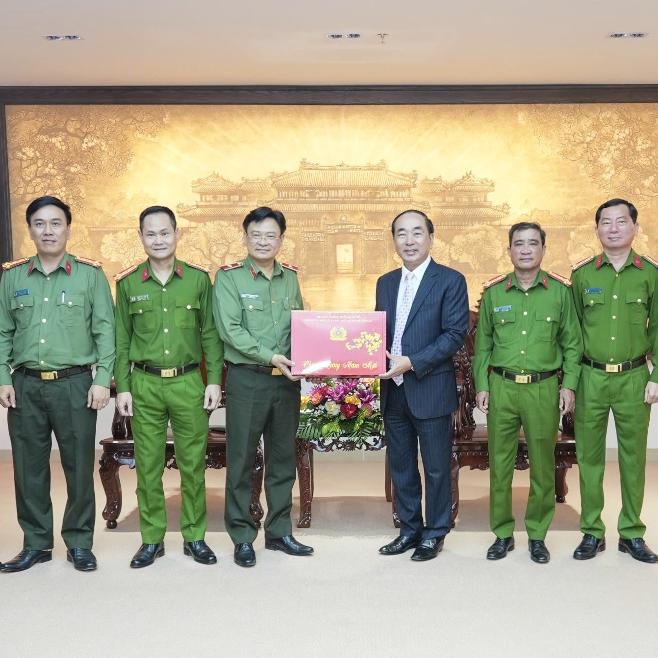 Thứ trưởng Bộ Công an Trần Quốc Tỏ thăm, làm việc với Công an thành phố