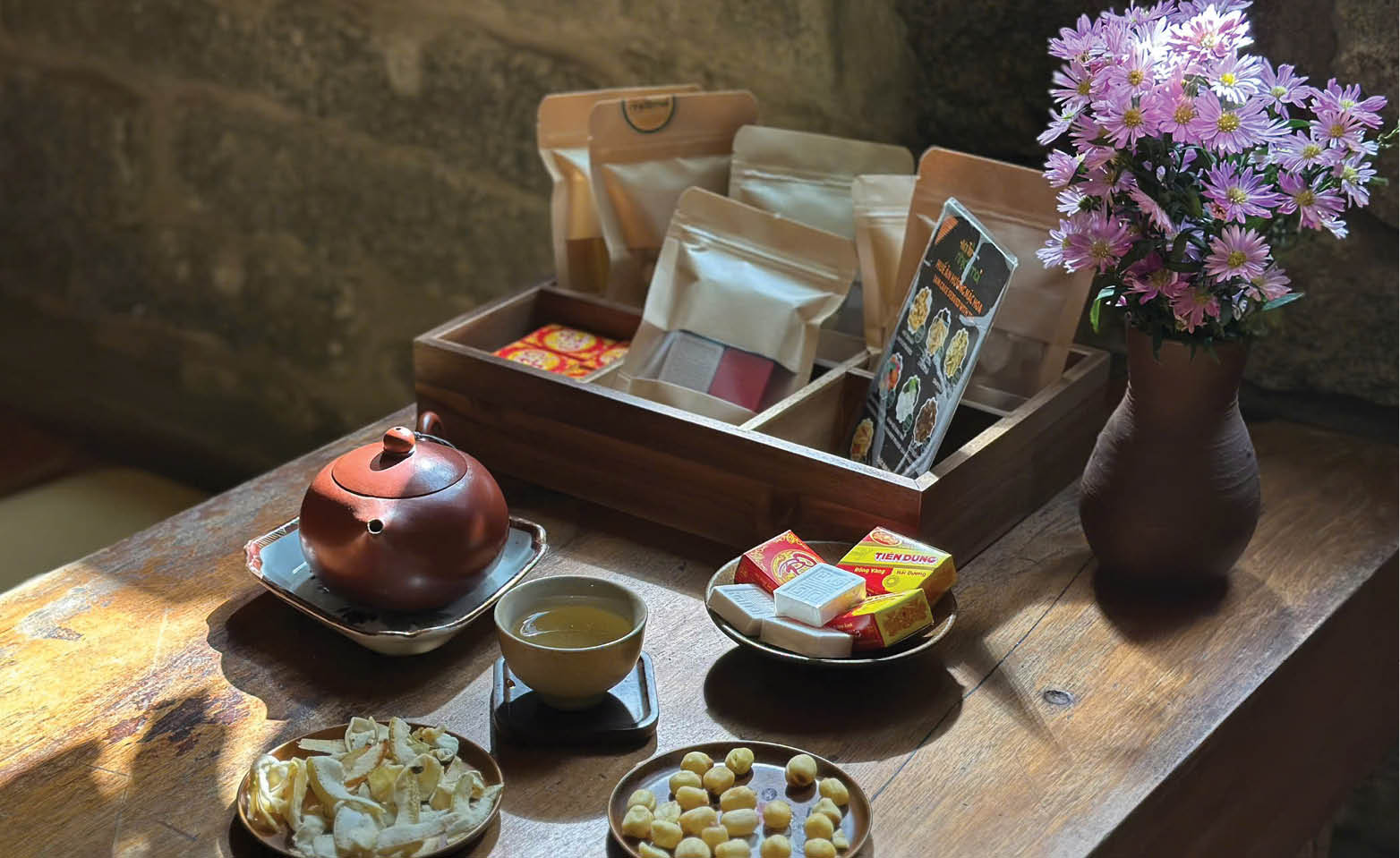 Ăn bánh và uống trà, ngậm mà nghe