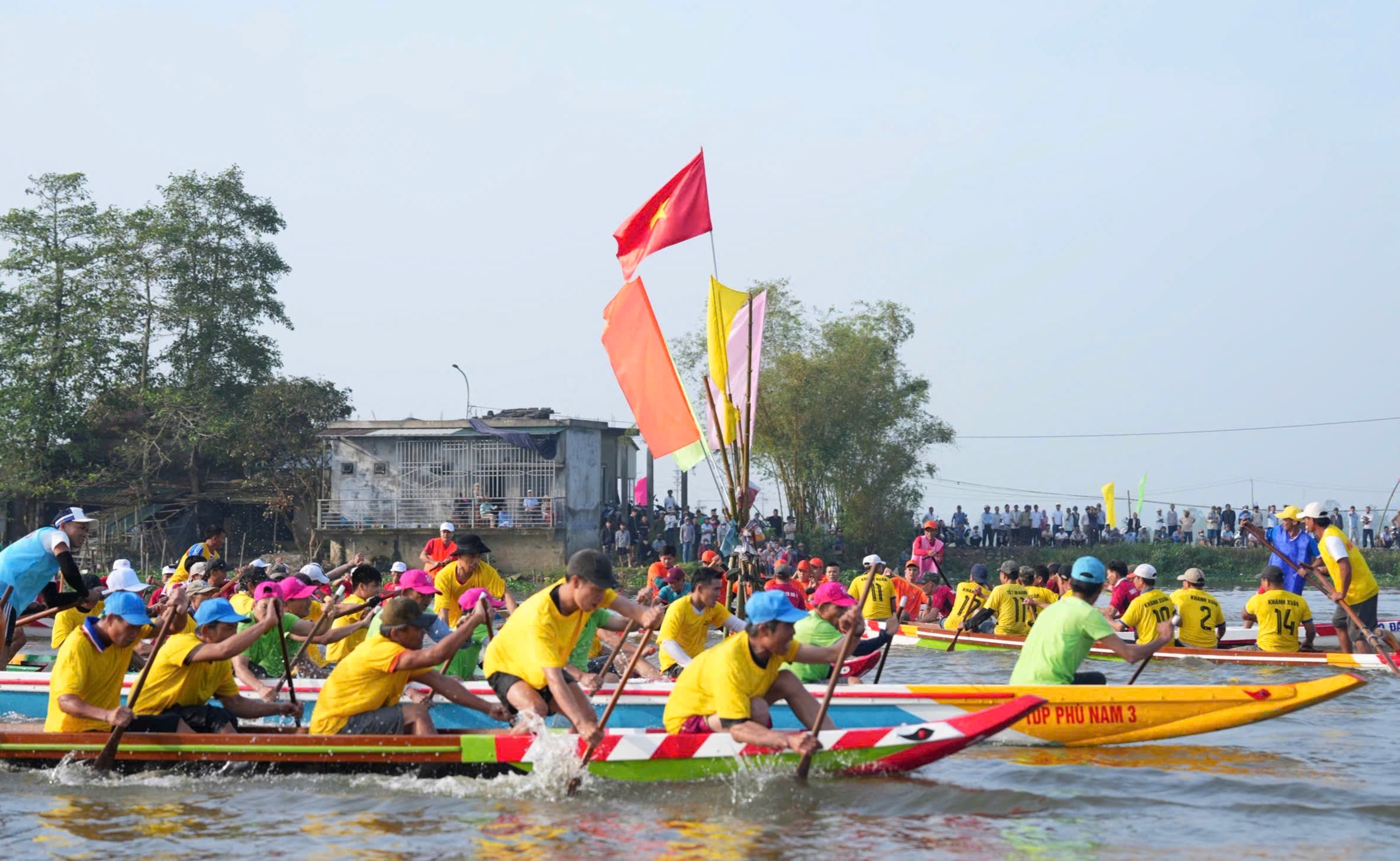 Hàng ngàn người cổ vũ giải đua ghe phường Hương Thủy lần I - 2026