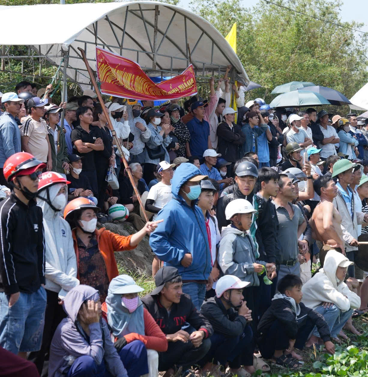 Hàng ngàn người cổ vũ giải đua ghe phường Hương Thủy lần I - 2026