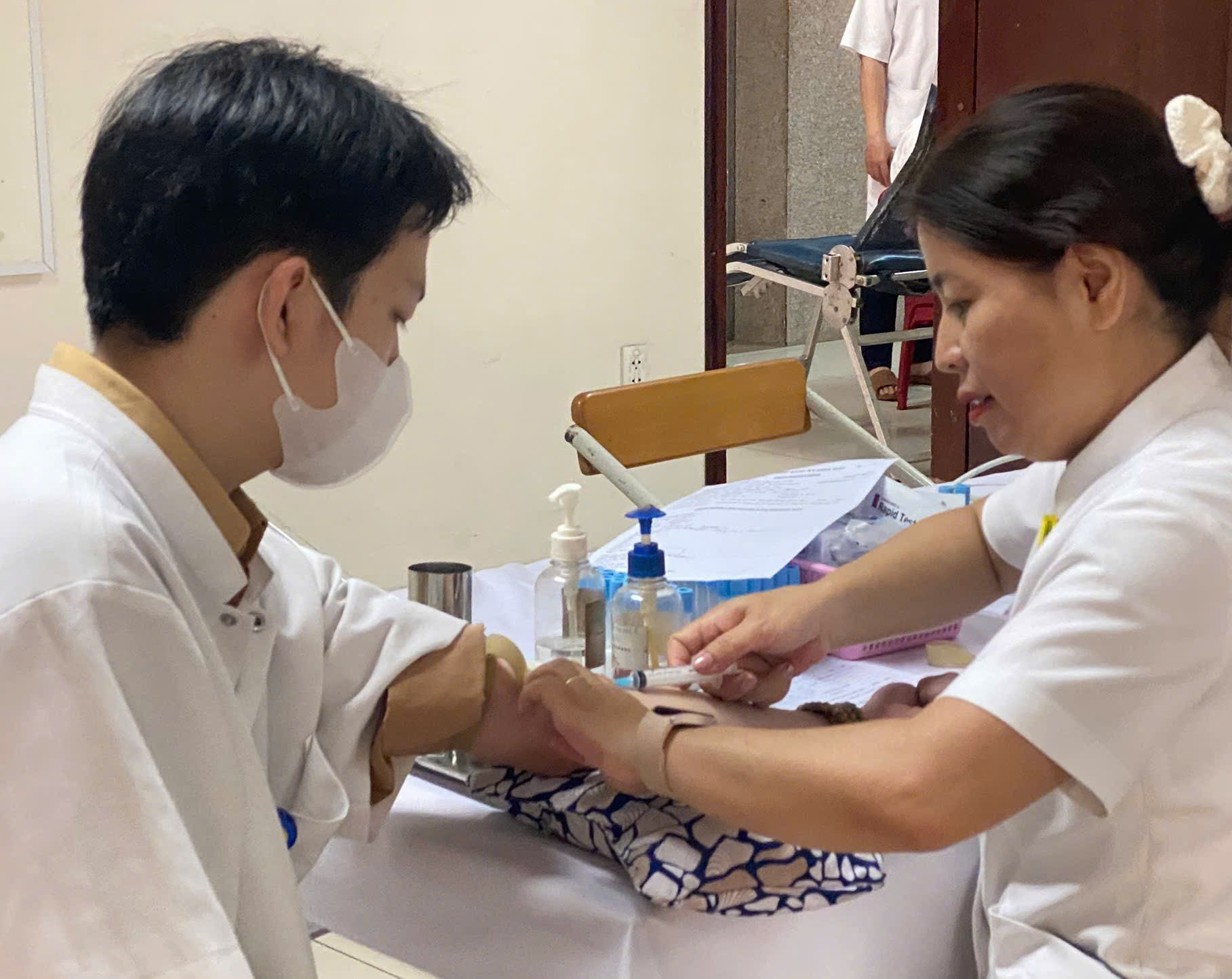 Gần 400 cán bộ, y bác sĩ tham hiến máu tình nguyện trong những ngày đầu năm mới