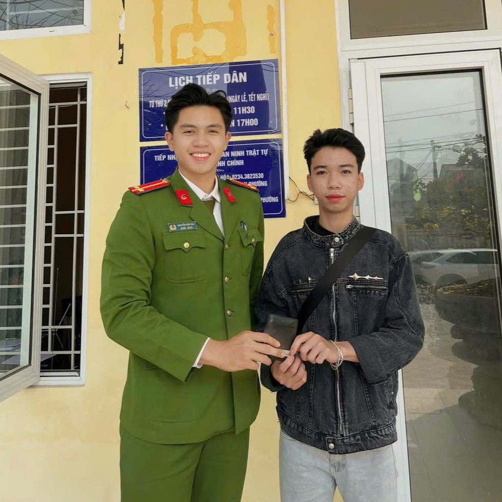Trung úy Công an phường Thuận Hóa nhặt được ví, trao trả người đánh rơi