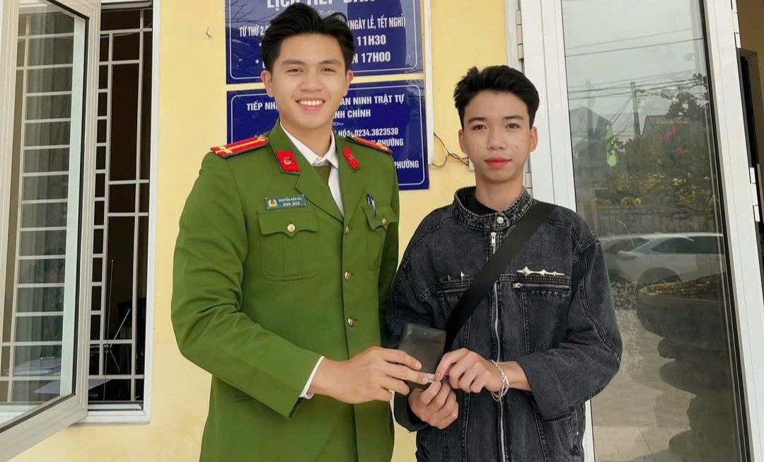 Trung úy Công an phường Thuận Hóa nhặt được ví, trao trả người đánh rơi