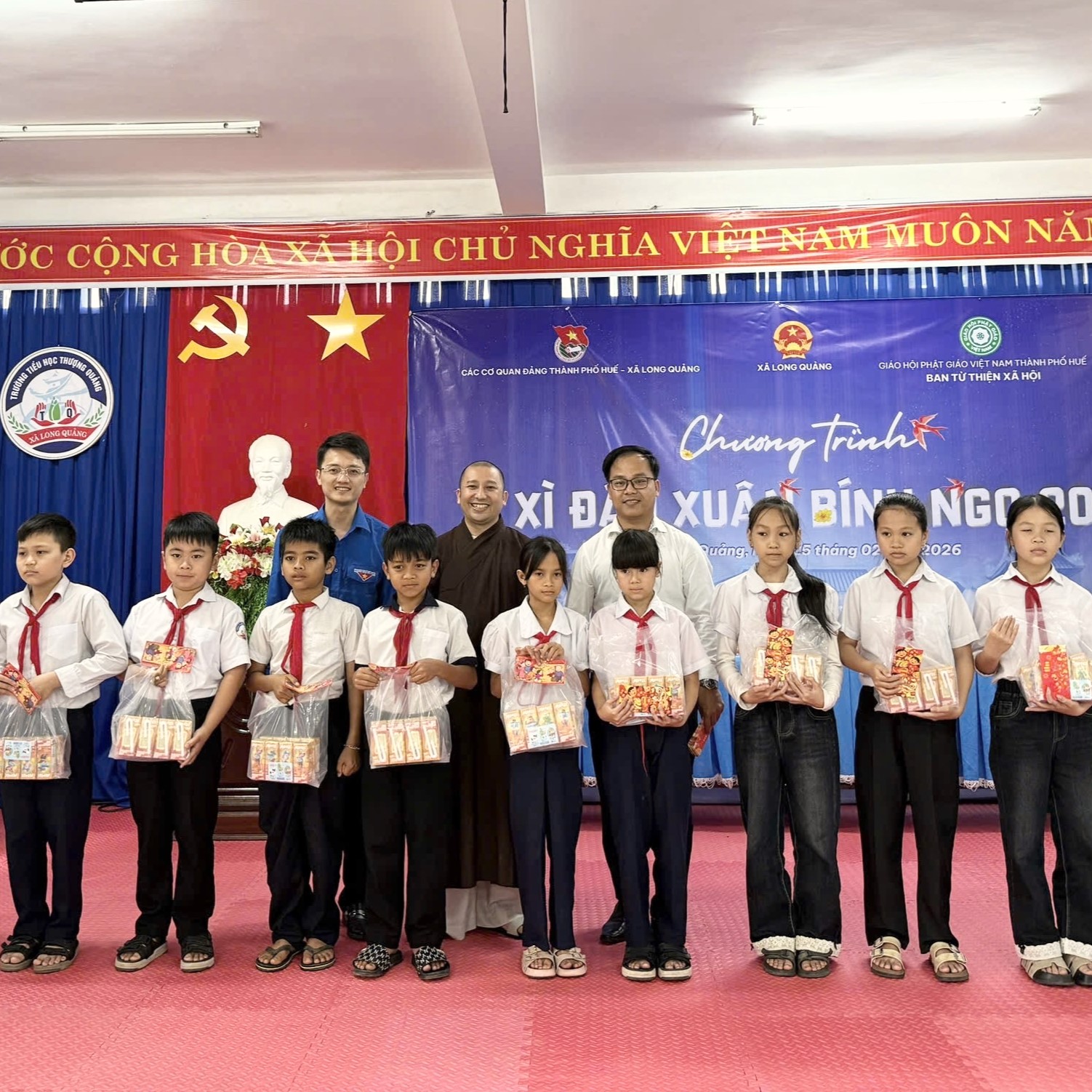 Trao hơn 220 phần quà đầu xuân cho học sinh vùng cao Long Quảng