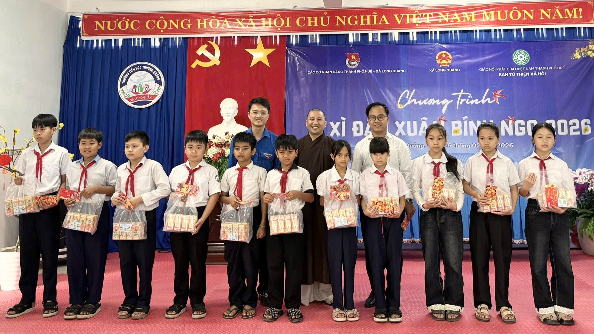 Trao hơn 220 phần quà đầu xuân cho học sinh vùng cao Long Quảng