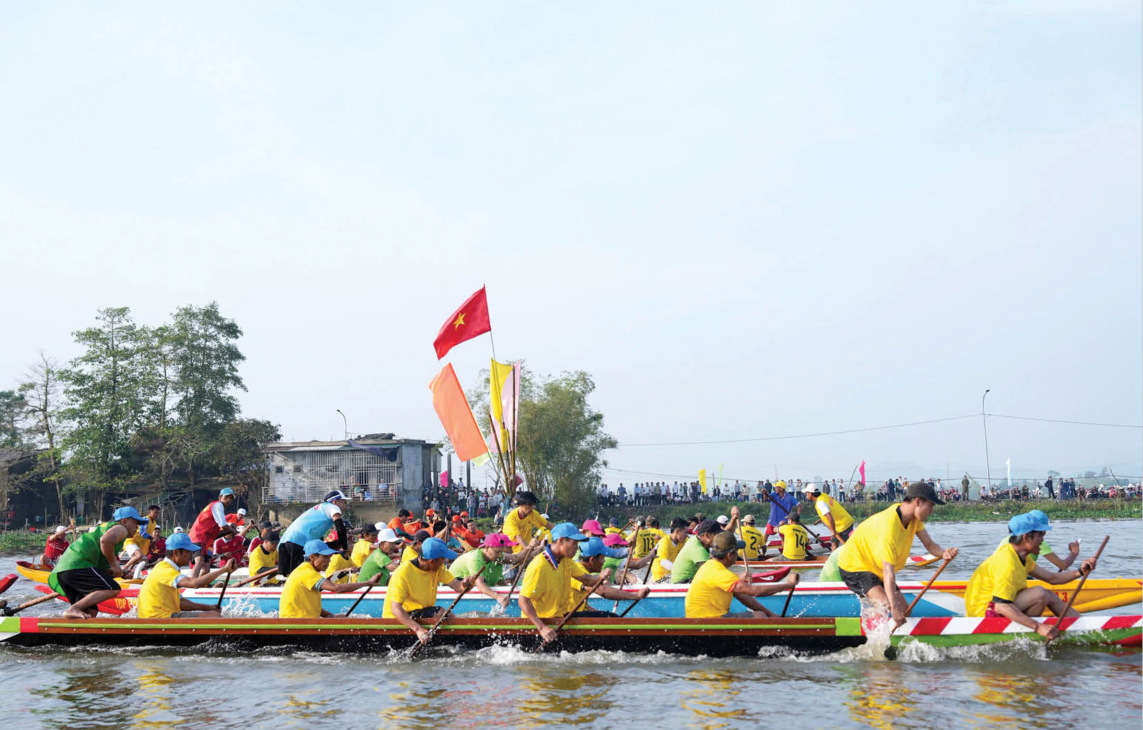 Chấn chỉnh hành vi phản cảm tại các giải đua ghe