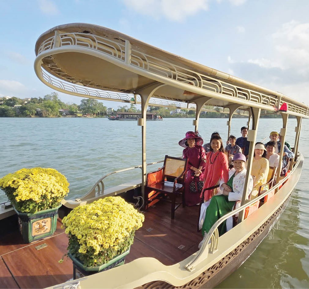 Du xuân trên dòng Hương