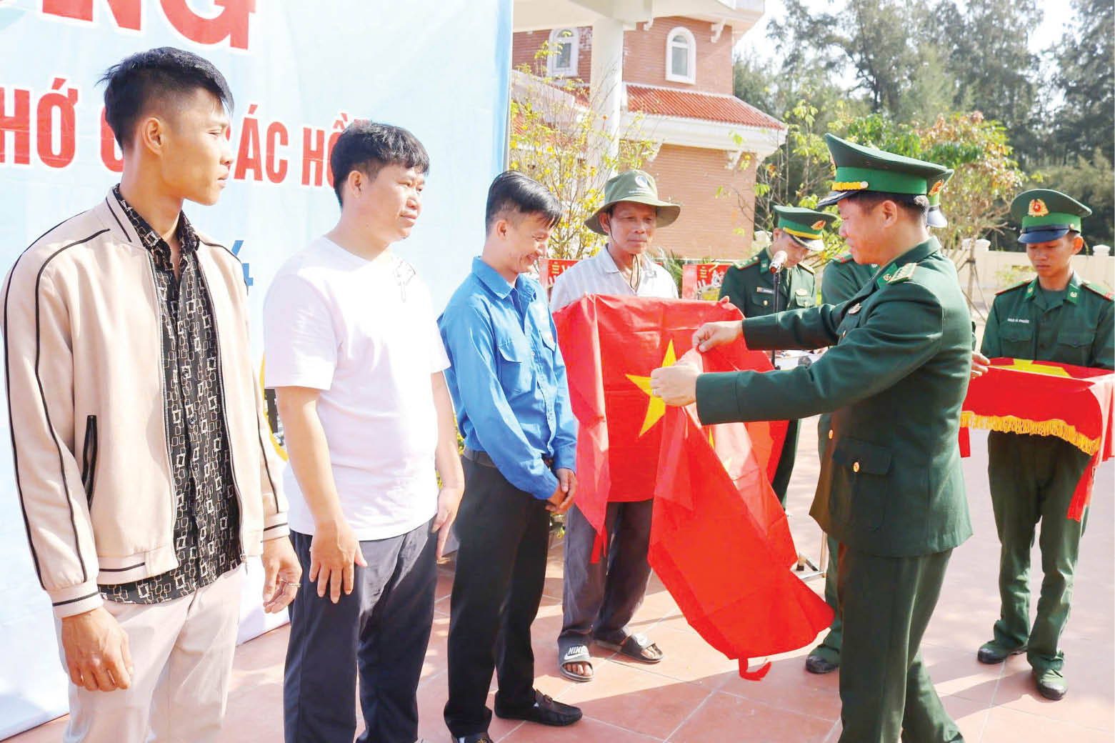 Xây dựng mùa xuân nơi biên cương