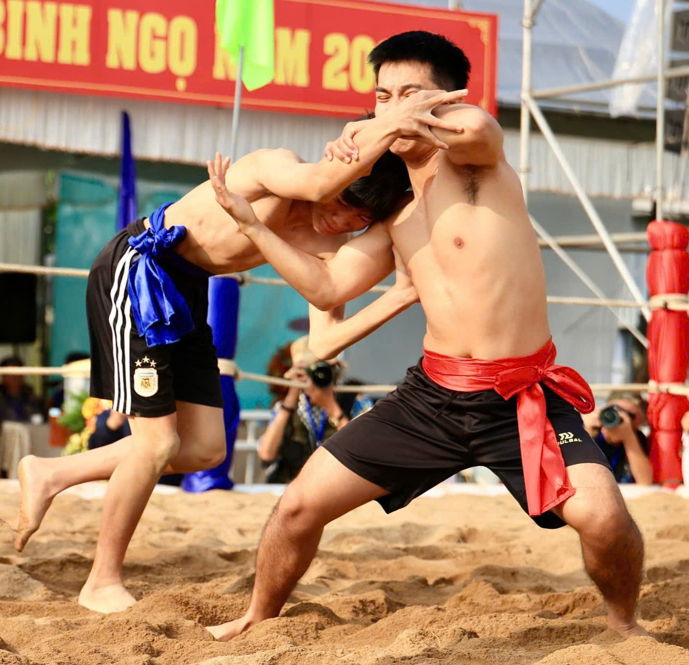 Mùng 10 xem vật làng Sình