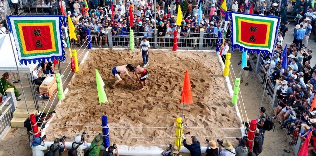 Mùng 10 xem vật làng Sình