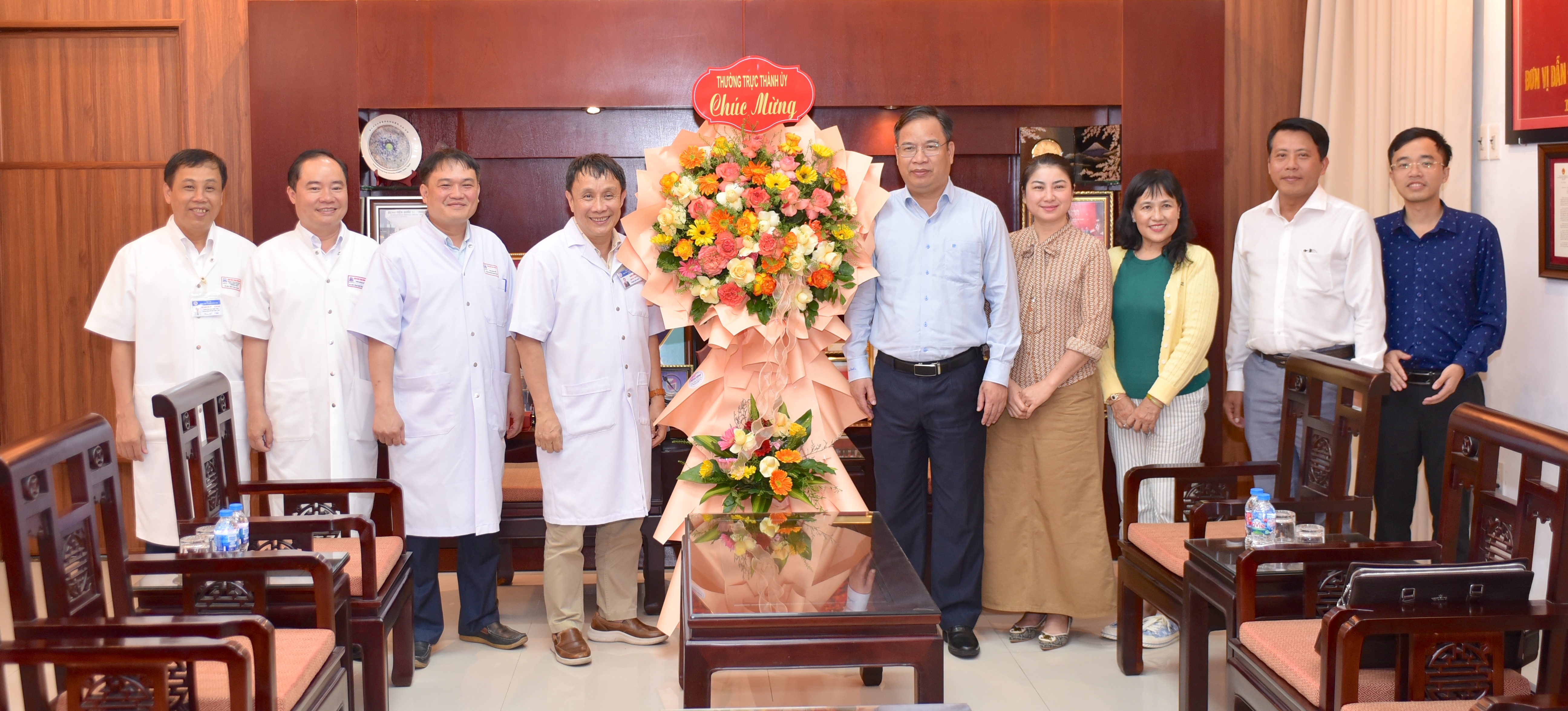 Phó Bí thư Thường trực Thành ủy Phạm Đức Tiến thăm Bệnh viện Trung ương Huế nhân Ngày Thầy thuốc Việt Nam