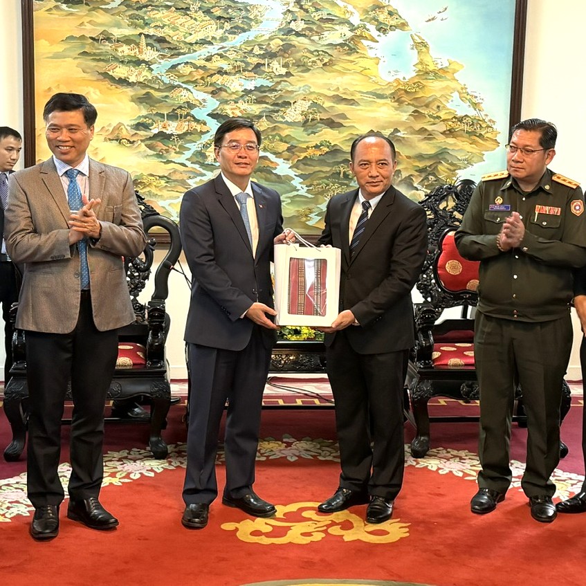 Bí thư Thành ủy Nguyễn Đình Trung tiếp đoàn đại biểu cao cấp tỉnh Attapu