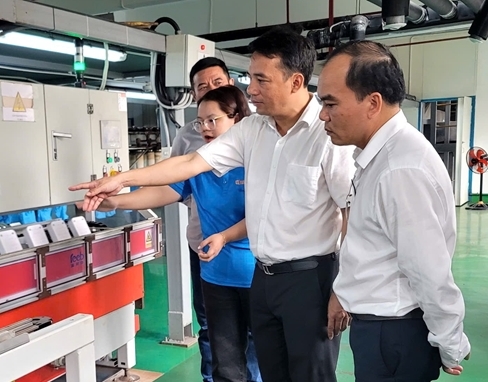 Lãnh đạo thành phố thăm, động viên các doanh nghiệp ở Phong Điền