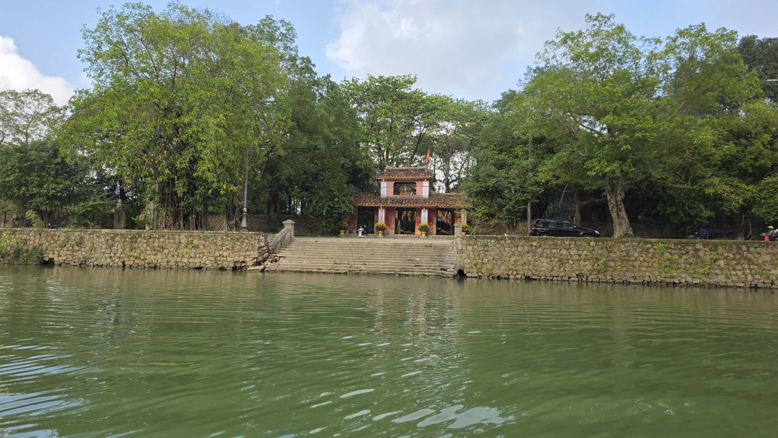 Du xuân trên dòng Hương