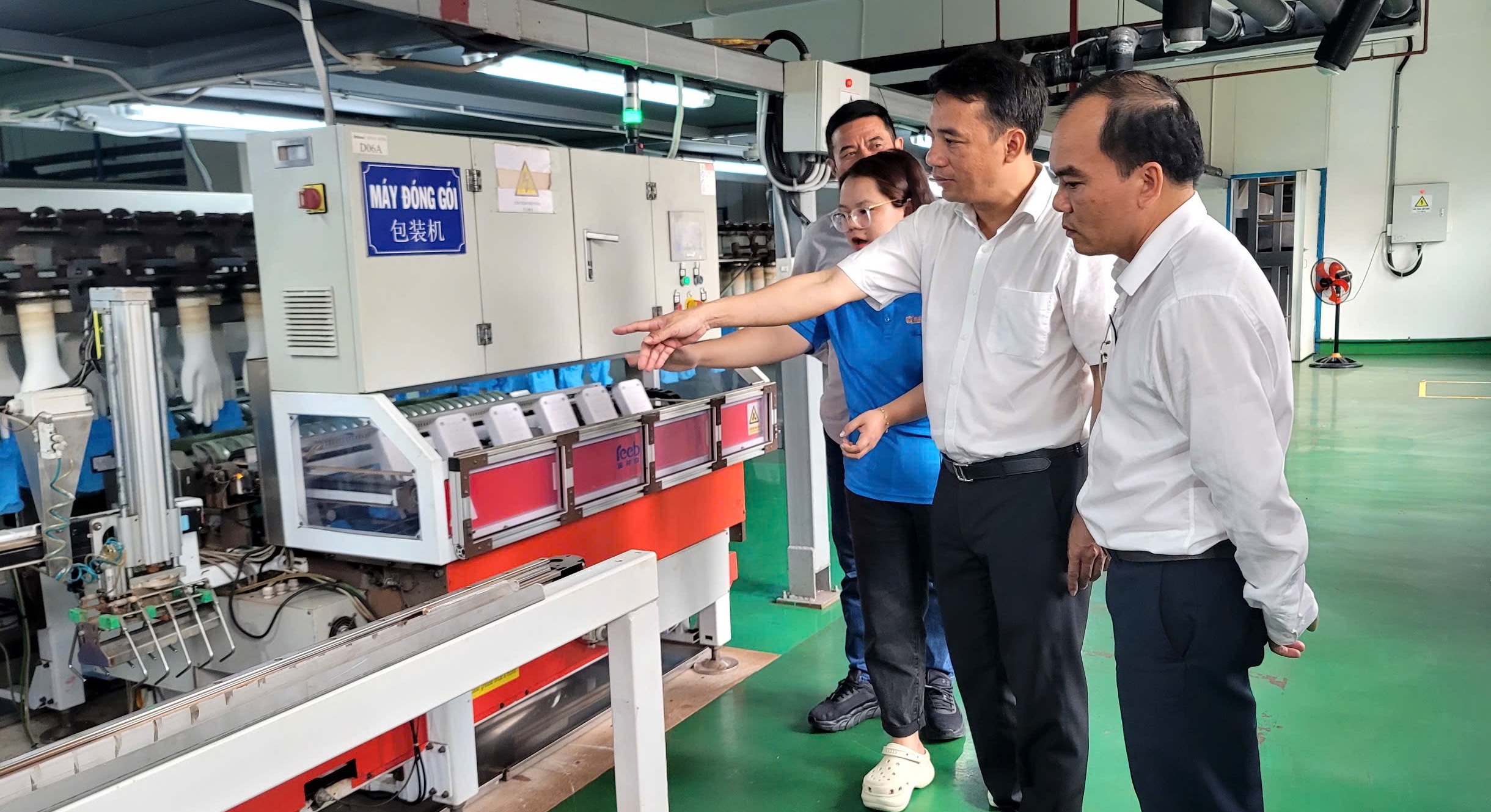 Lãnh đạo thành phố thăm, động viên các doanh nghiệp ở Phong Điền