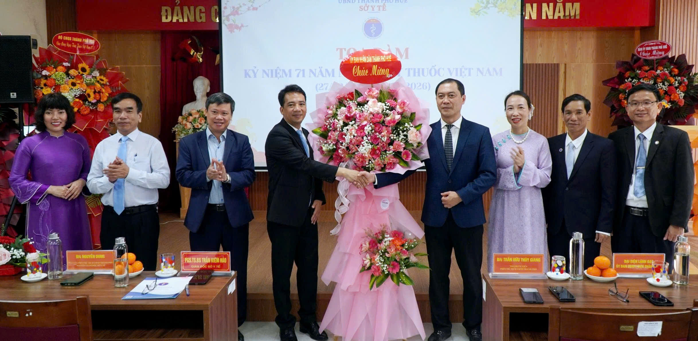 Phó Chủ tịch UBND TP Huế Trần Hữu Thùy Giang thăm và chúc mừng các cơ sở y tế nhân kỷ niệm Ngày Thầy thuốc Việt Nam