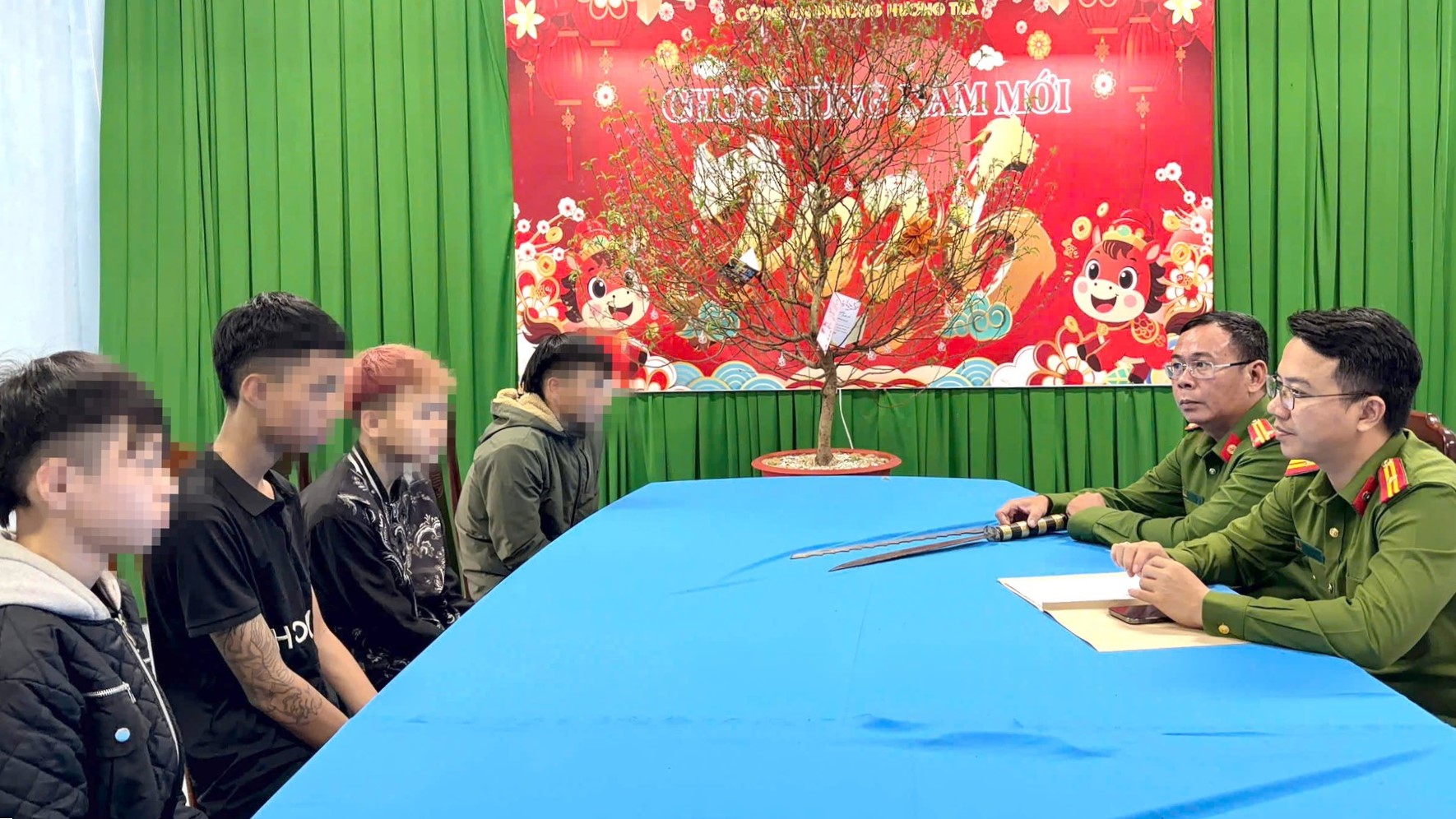 Triệu tập nhóm thanh thiếu niên mang hung khí, lái xe lạng lách quay TikTok