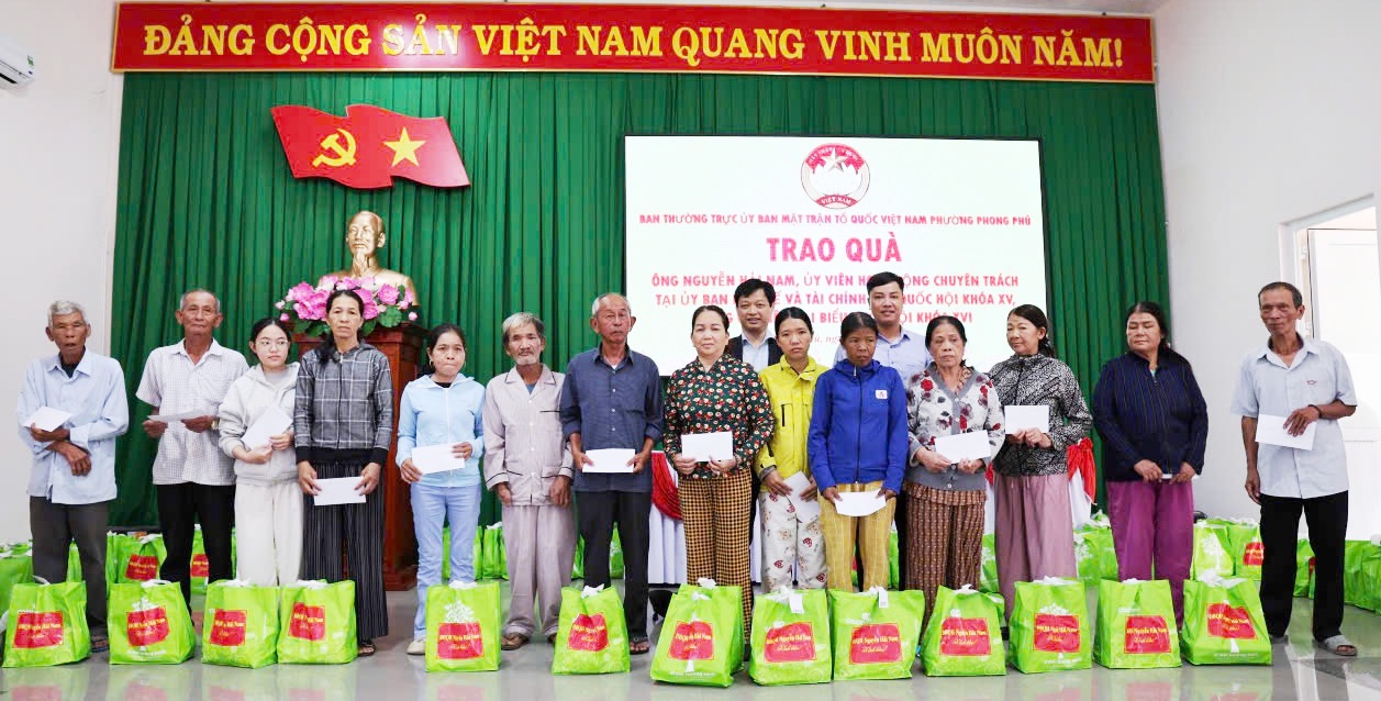 Trao 100 suất quà hỗ trợ hộ nghèo phường Phong Phú