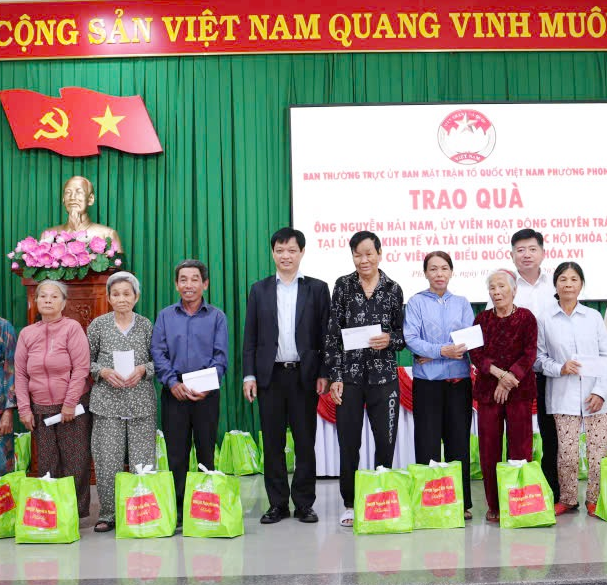 Trao 100 suất quà hỗ trợ hộ nghèo phường Phong Phú