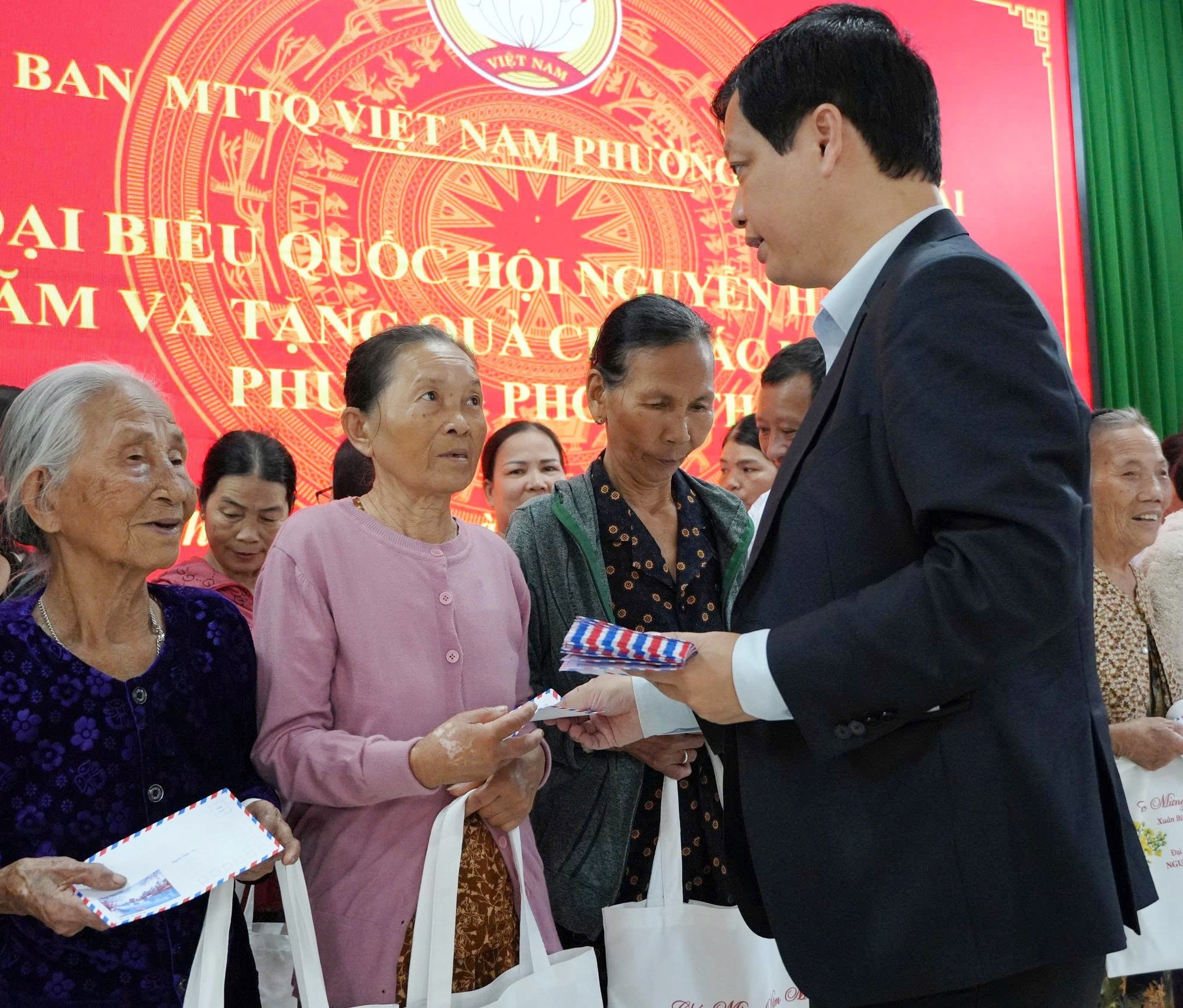 Đại biểu Quốc hội Nguyễn Hải Nam trao 100 suất quà cho hộ nghèo phường Phong Thái