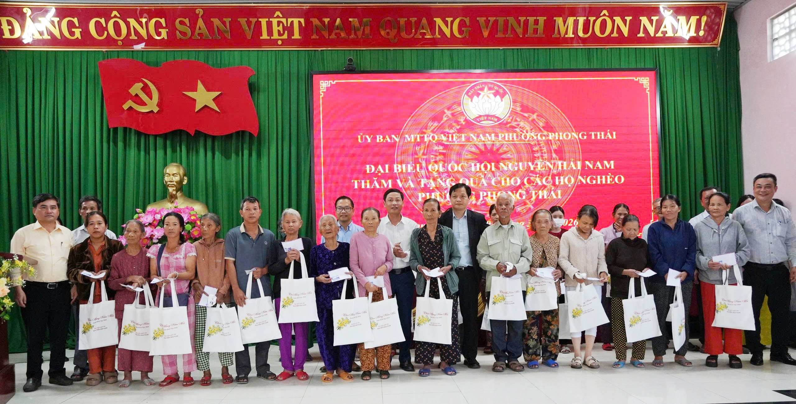 Đại biểu Quốc hội Nguyễn Hải Nam trao 100 suất quà cho hộ nghèo phường Phong Thái