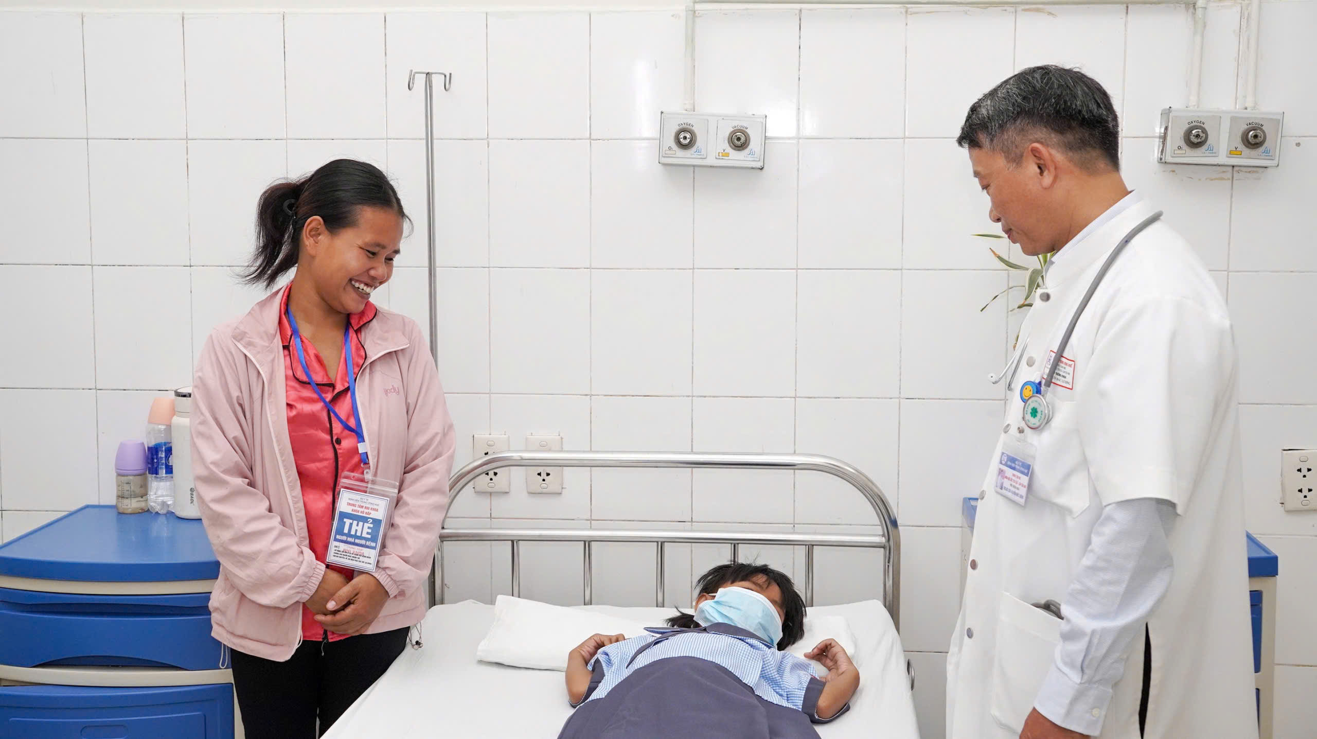 Cứu sống bé gái 7 tuổi bị rắn cạp nia cắn nhờ huyết thanh chuyển khẩn trong đêm