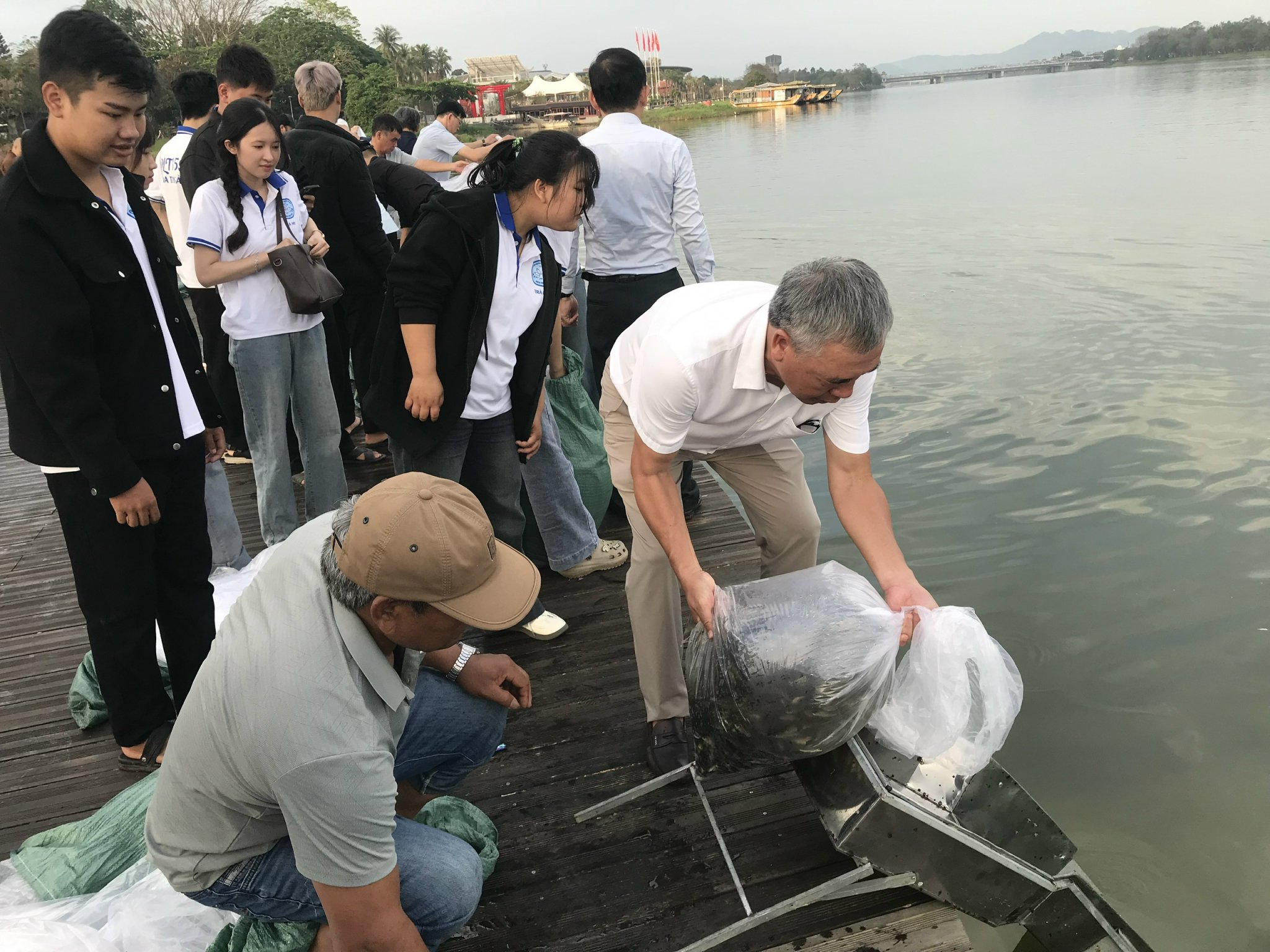 Tái tạo nguồn lợi thủy sản trên sông Hương