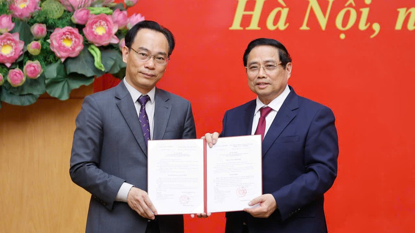 Trao Quyết định điều động, giao quyền Bộ trưởng Bộ Giáo dục và Đào tạo đối với ông Hoàng Minh Sơn