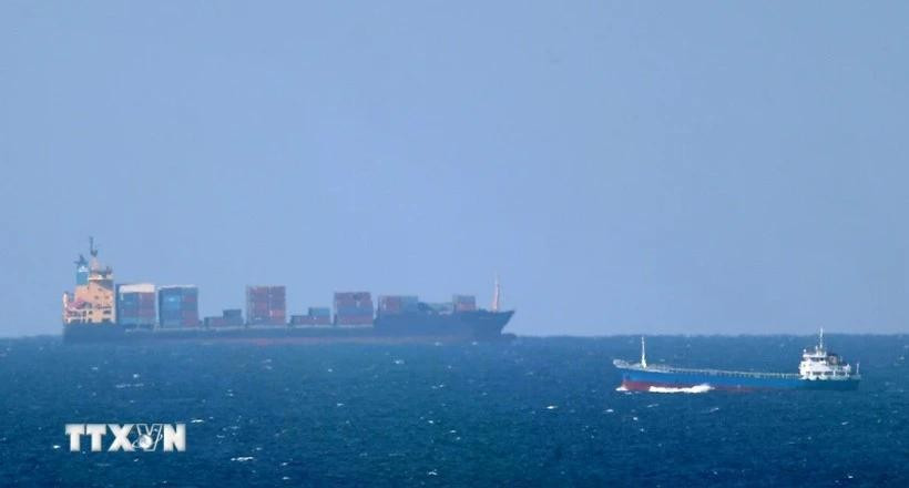 Lưu lượng tàu chở dầu qua eo biển Hormuz giảm 90