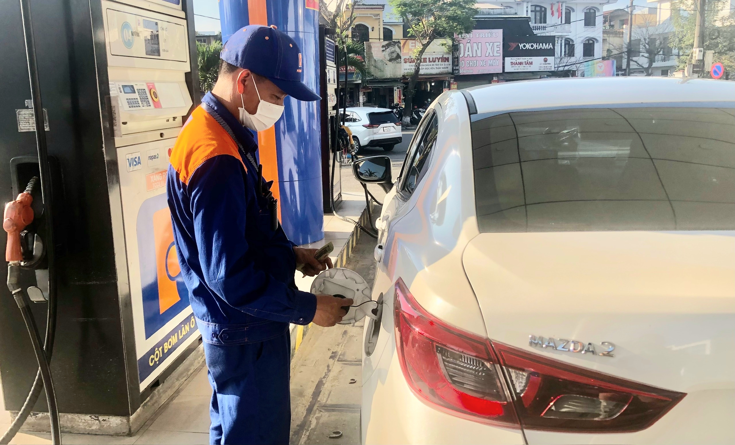 Giá xăng điều chỉnh tăng 2 189 đồng lít