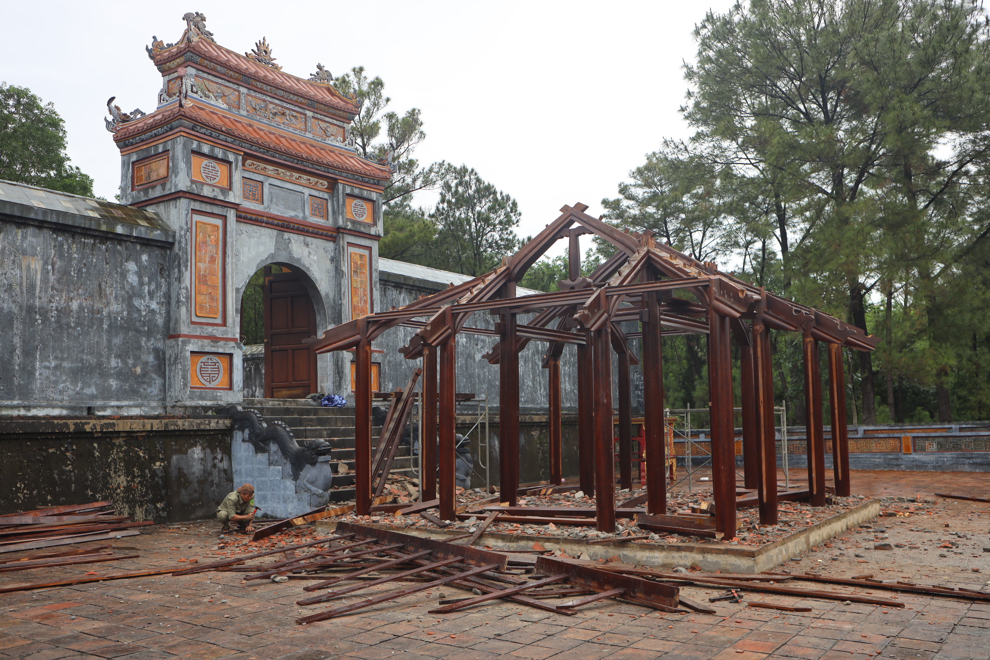 Tháo dỡ nhà rường sai phép trước lăng Hoàng thái hậu Từ Dụ