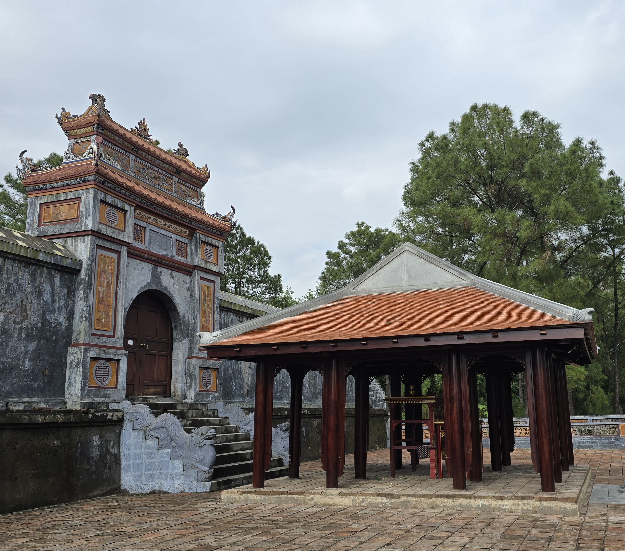 Tháo dỡ nhà rường sai phép trước lăng Hoàng thái hậu Từ Dụ