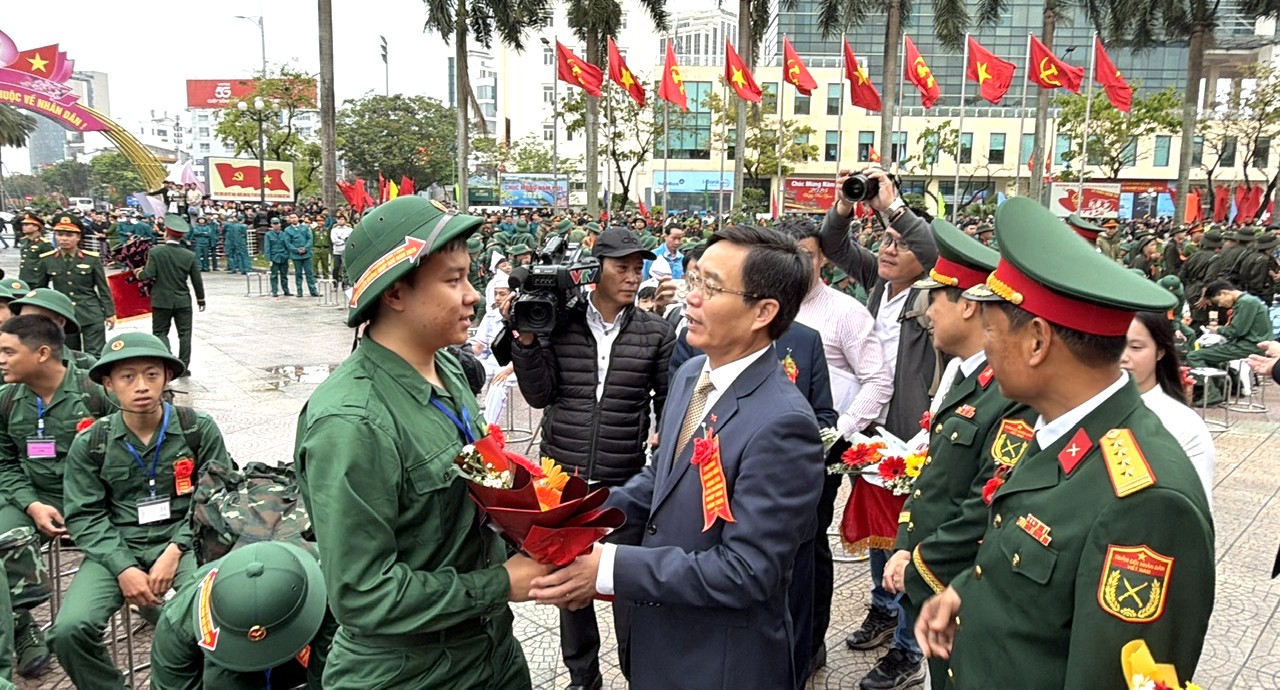 Thanh niên Cố đô Huế hăng hái lên đường bảo vệ Tổ quốc