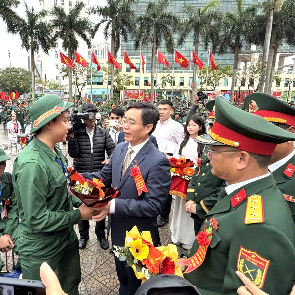 Thanh niên Cố đô Huế hăng hái lên đường bảo vệ Tổ quốc