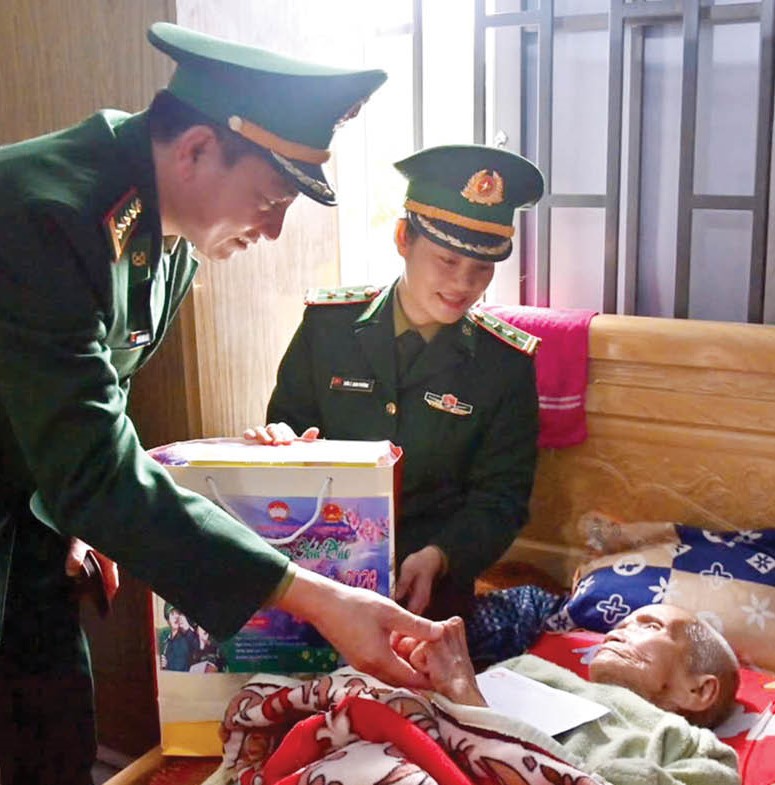 Những “bông hoa” mang quân hàm xanh