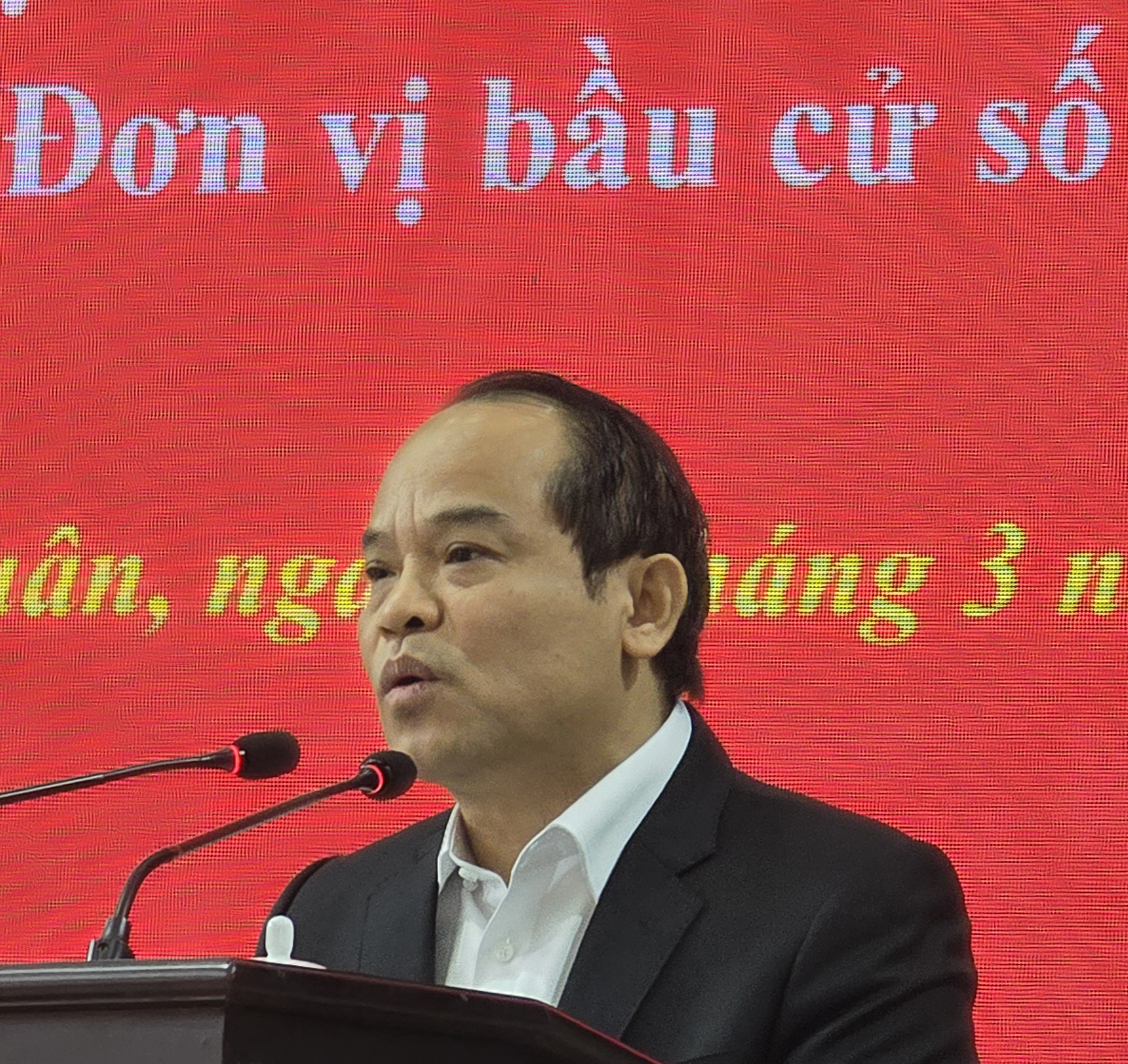 Ứng cử viên đại biểu Quốc hội tiếp xúc cử tri phường Phú Xuân