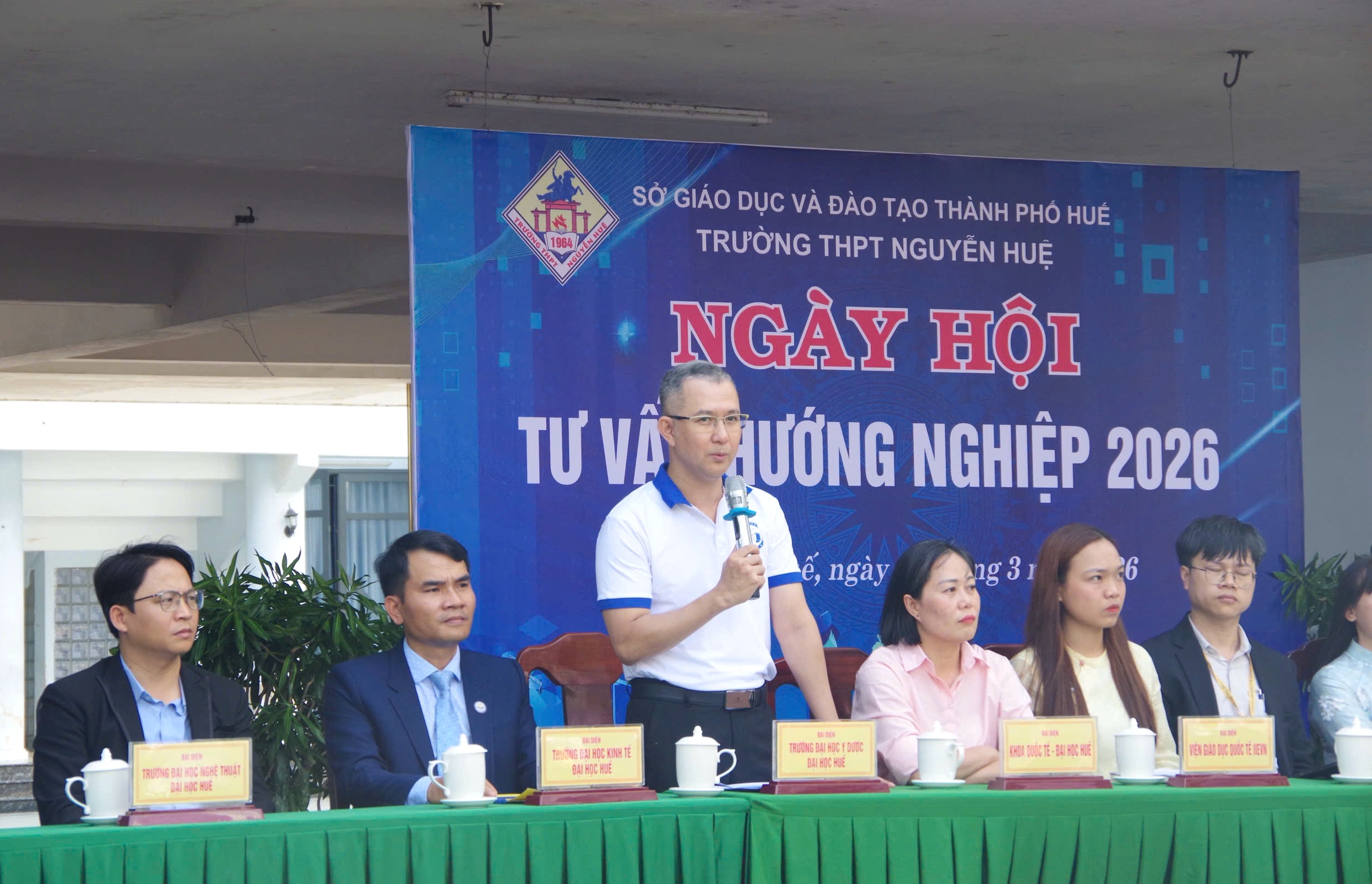 Tư vấn hướng nghiệp cho học sinh khối 12 trước mùa thi