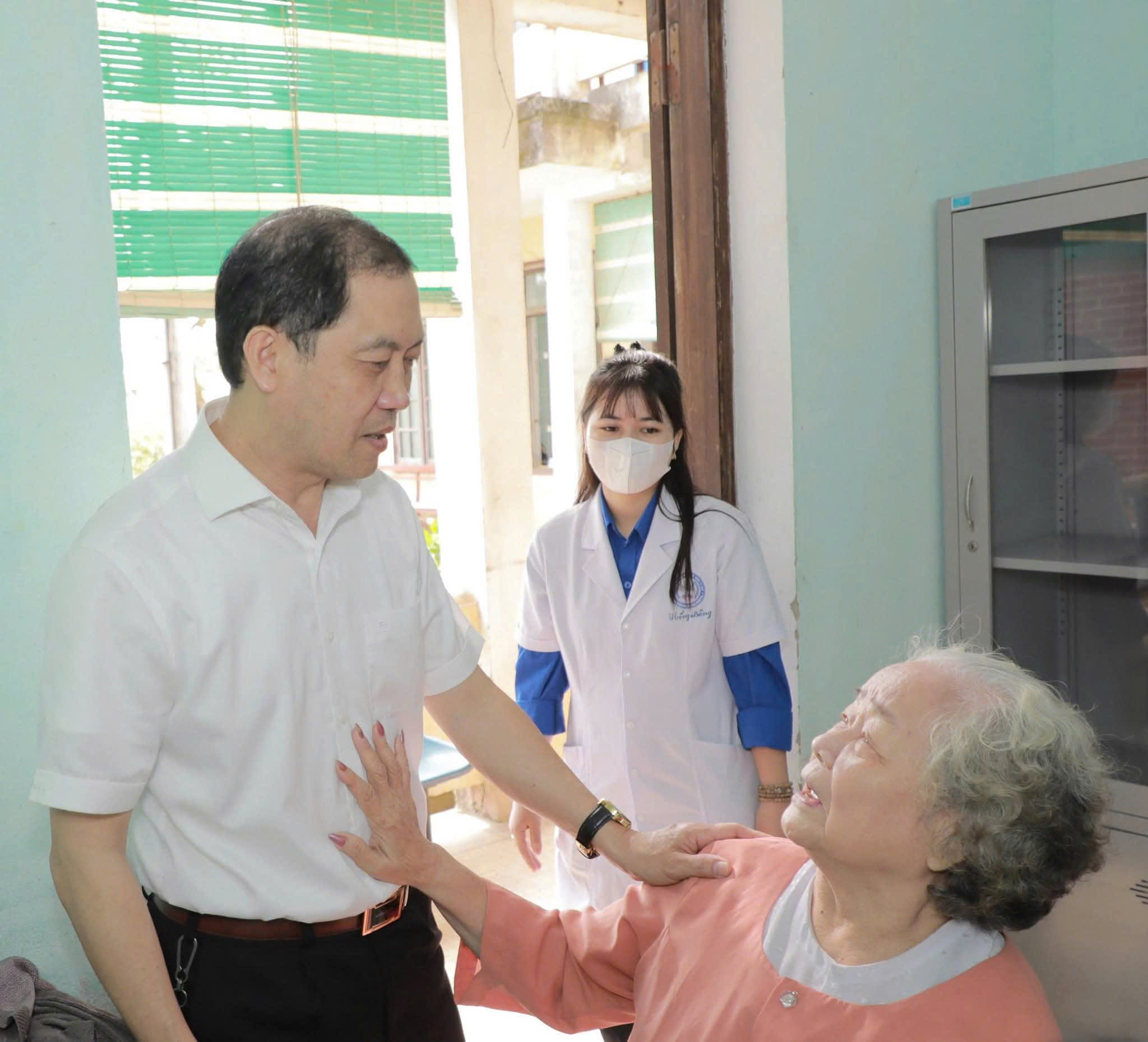 Khám bệnh, phát thuốc miễn phí cho gần 300 người dân có hoàn cảnh khó khăn