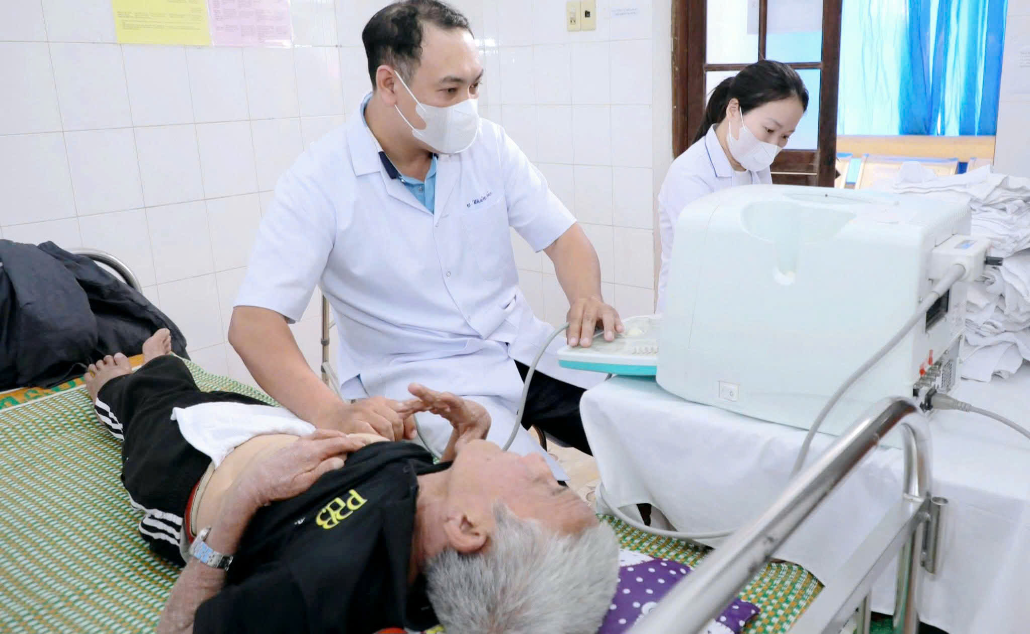 Khám bệnh, phát thuốc miễn phí cho gần 300 người dân có hoàn cảnh khó khăn