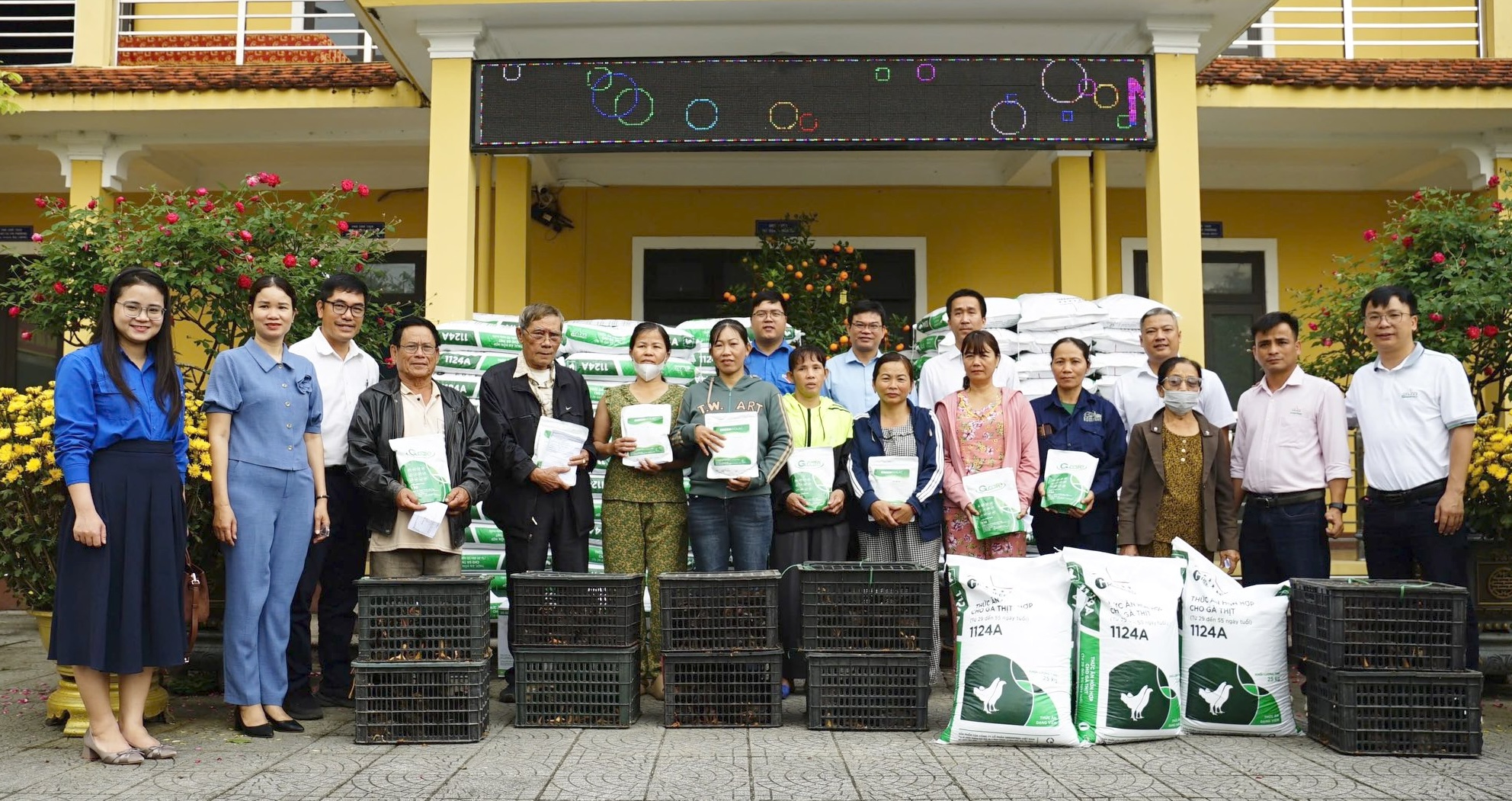 Trao sinh kế hỗ trợ người dân phường Hương An