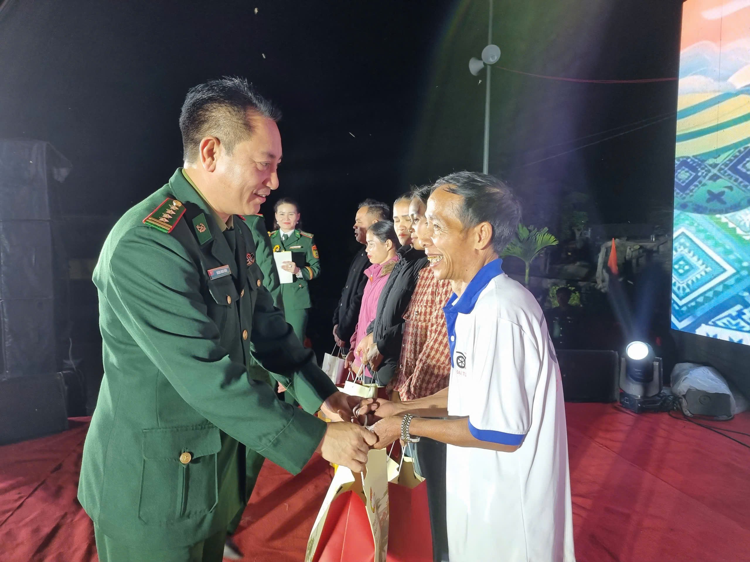 Rộn ràng “Ngày hội non sông” trên biên giới