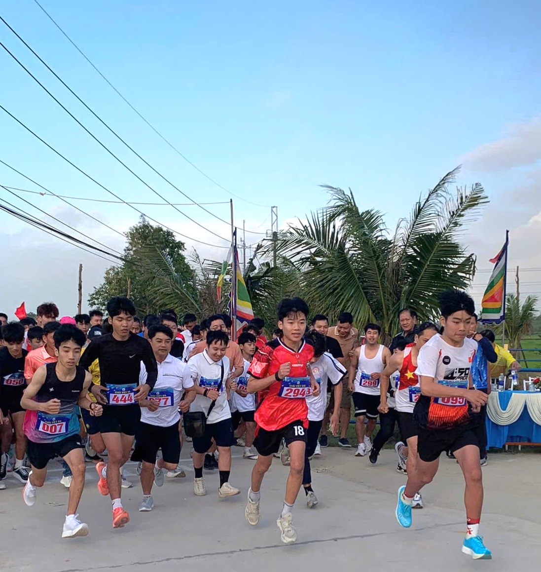 Gần 300 vận động viên tham dự giải việt dã phường Kim Trà