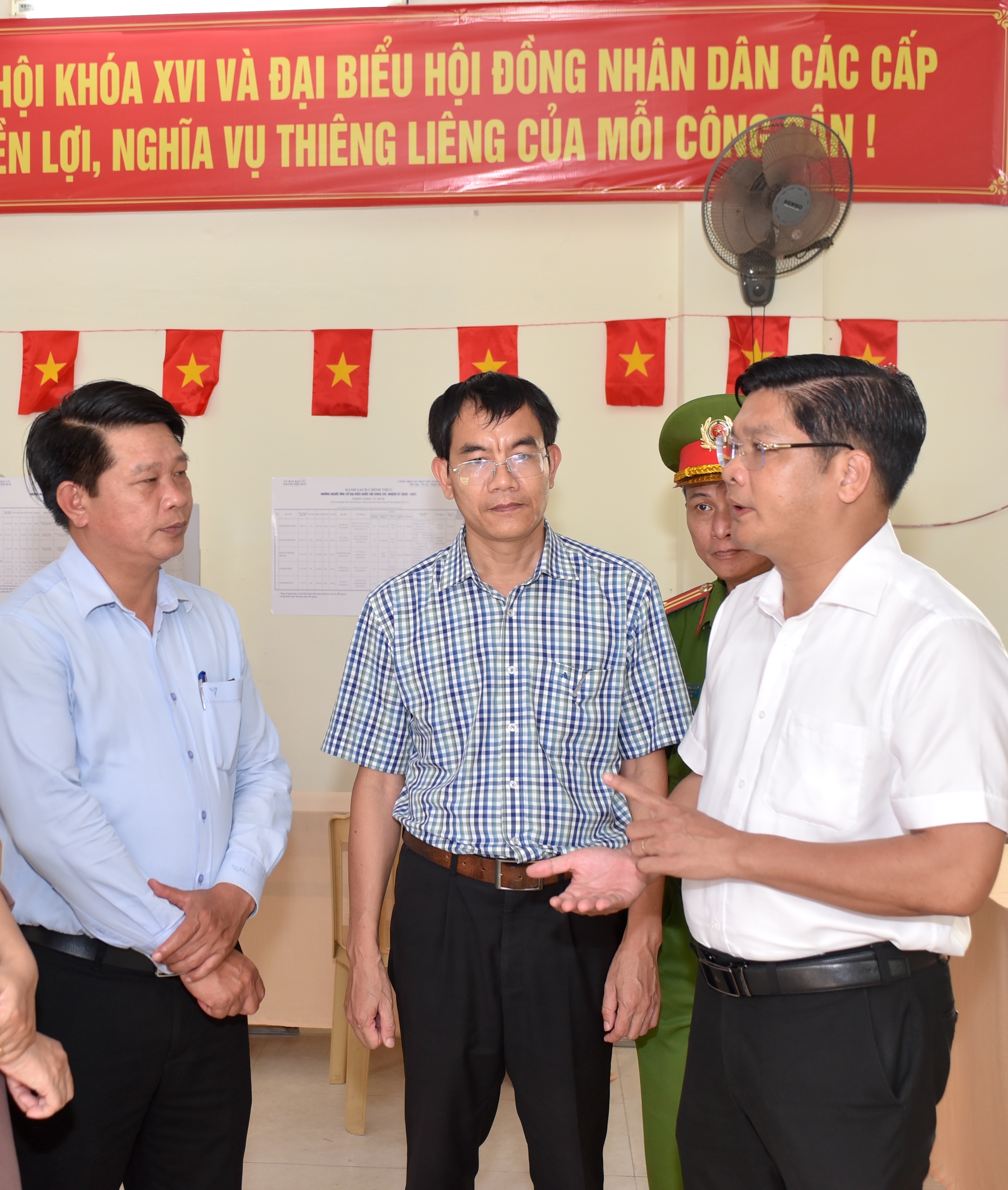 Phó Bí thư Thành ủy Nguyễn Chí Tài kiểm tra công tác chuẩn bị bầu cử tại phường Kim Long, Hương An và Hóa Châu