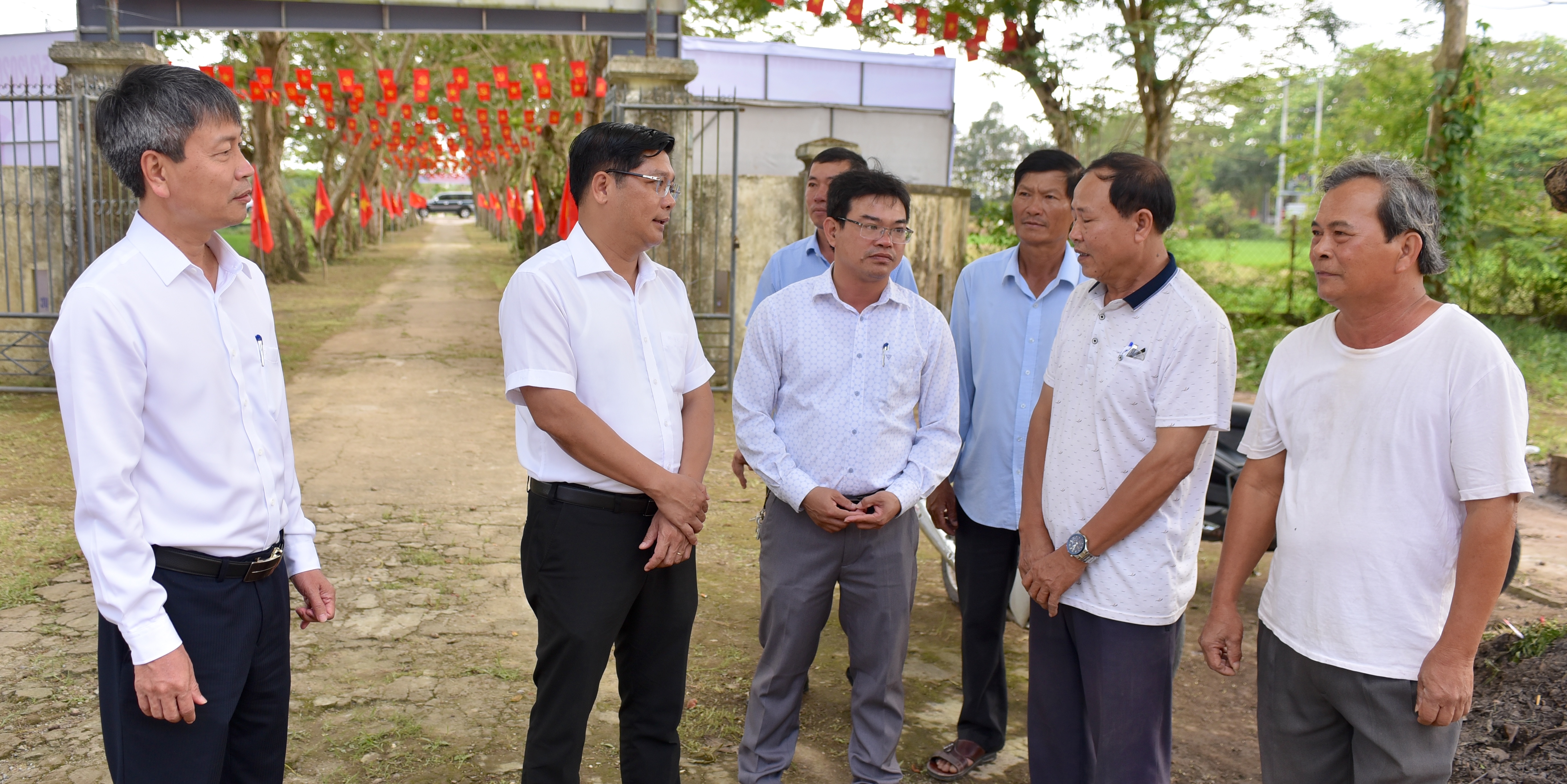 Phó Bí thư Thành ủy Nguyễn Chí Tài kiểm tra công tác chuẩn bị bầu cử tại phường Kim Long, Hương An và Hóa Châu