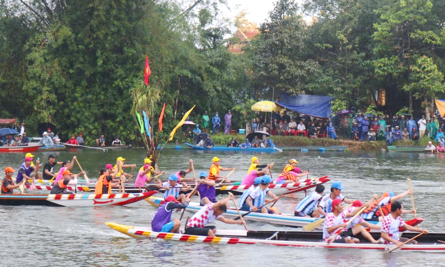 Sôi động giải đua ghe trên sông Bồ