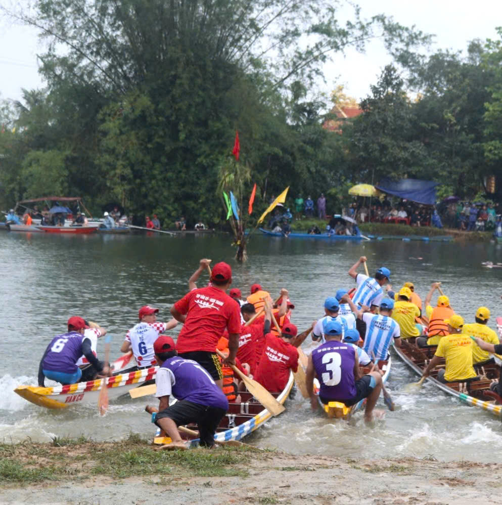 Sôi động giải đua ghe trên sông Bồ