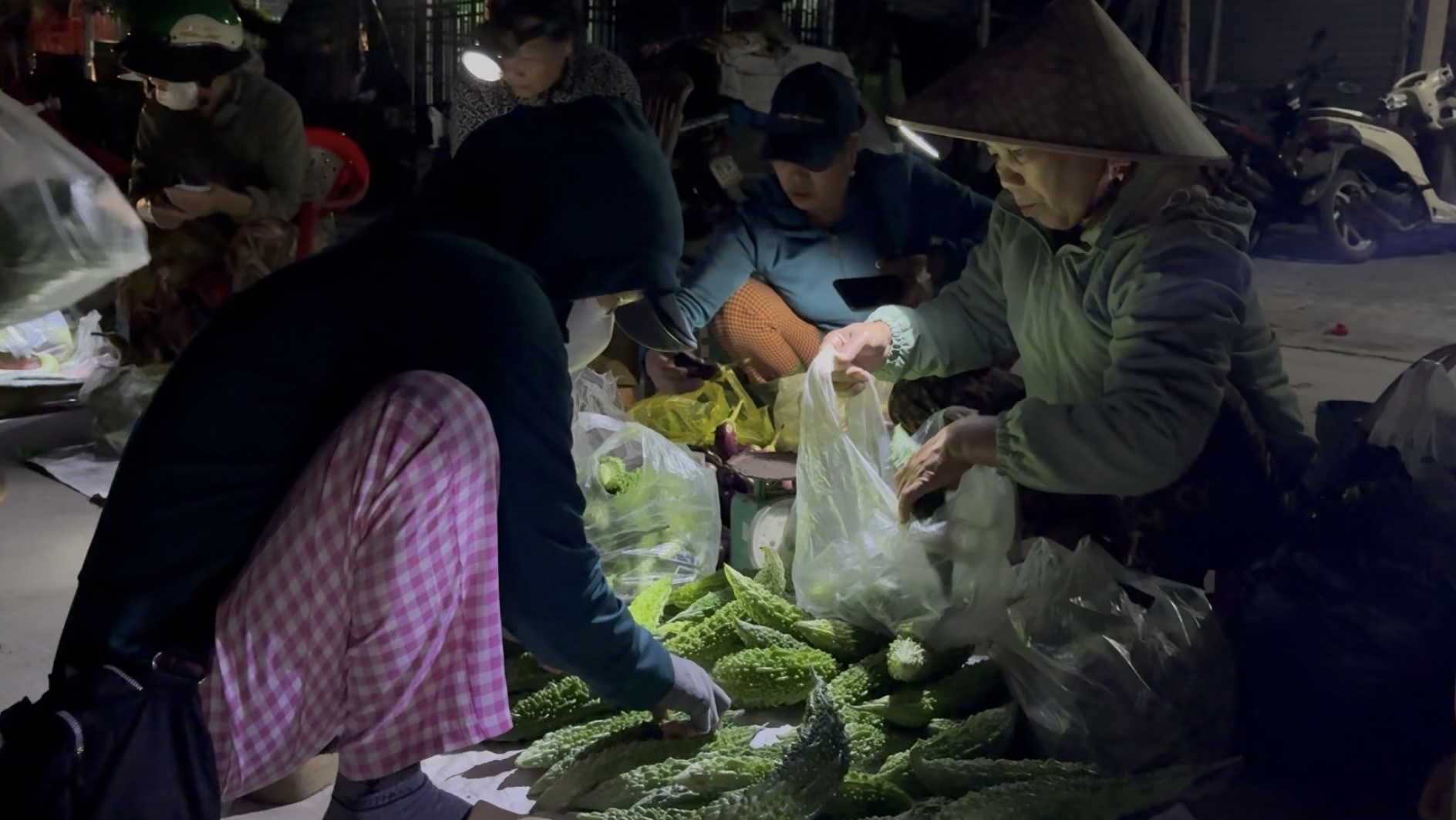 Đội đèn bán nông sản ven phá